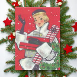 Retro 1950er Weihnachtsmädchen Vintag Feiertagskarte<br><div class="desc">Diese Vintage Karte aus der Mitte des Jahrhunderts zeigt eine modische Dame aus den 1950er Jahren, die einen weißen Pelzmantel, schwarze Handschuhe und Hut trägt und Weihnachtsgeschenke und einen festlichen Kranz trägt. In der Karte steht "Beste Wünsche für eine wunderbare Urlaubssaison und ein glückliches Neues Jahr!" und kann geändert oder...</div>