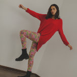 Retro 1970er Collage of Christmas Words Gemustert Leggings<br><div class="desc">Fügen Sie Ihrem Weihnachtslook dieses Jahr eine Vintage Touch mit diesen Retro-Leggings hinzu. Sie sind mit einer Collage von Weihnachtsgrüßen und Redewendungen in einer Farbpalette von 70er Jahren in Rosa,  Orange,  Rot,  Grün und Kalkgrün gestaltet.</div>