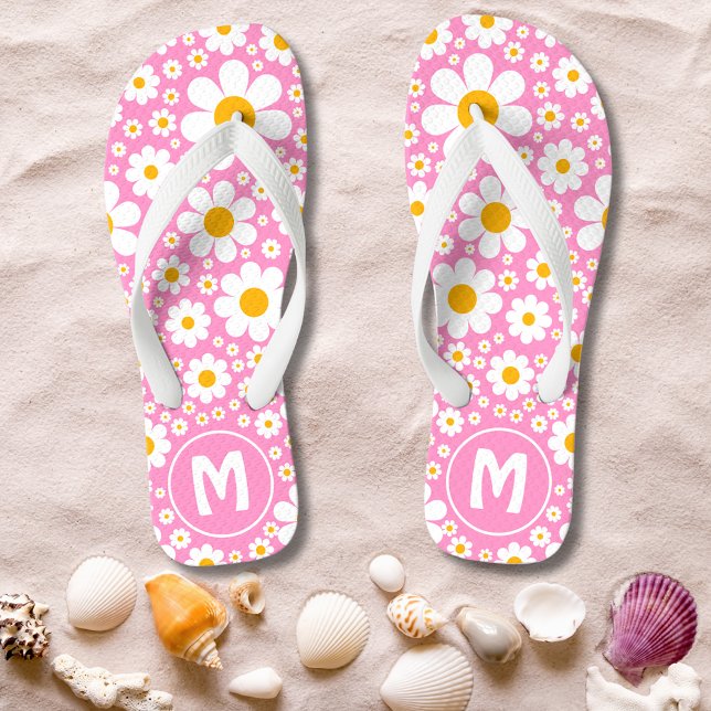 Retro 70er Floral Pink Monogramm Flip Flops (Retro 70s floral pink monogram flip flops with simple daisy pattern and groovy typography )