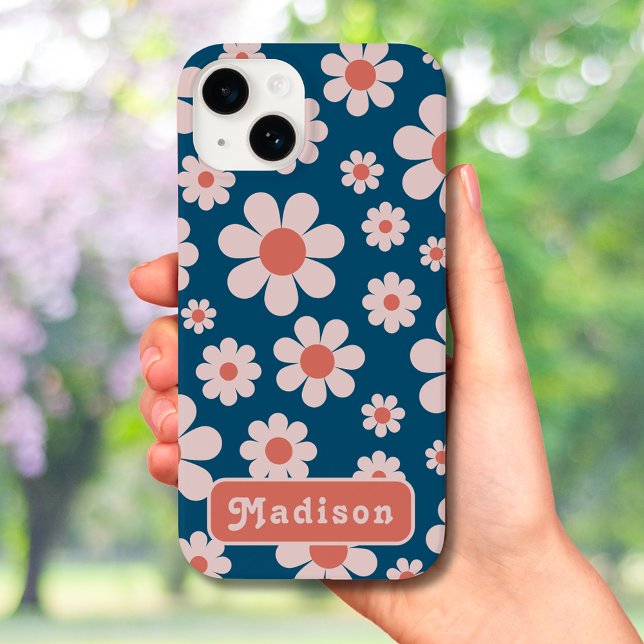 Retro 70er Groovy Daisy Pattern Name Case-Mate iPhone 14 Hülle (Retro 70s vintage daisy pattern blue and orange with groovy typography custom name iPhone case)