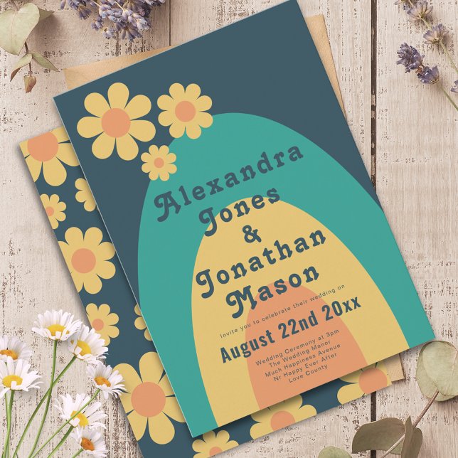 Retro 70er Moderne Hochzeit Einladung (Modern Retro daisy arch groovy 70s typography wedding invitation )