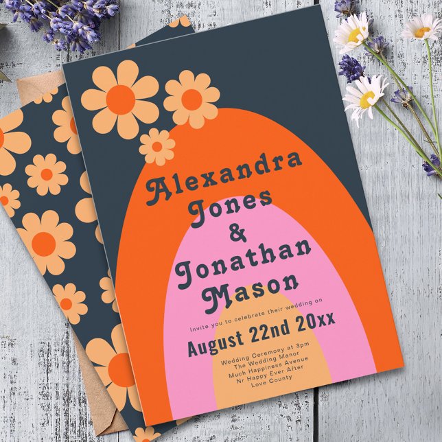 Retro 70er Moderne Hochzeit Einladung (Modern retro daisy arch groovy typography navy blue orange pink and yellow wedding invitation )