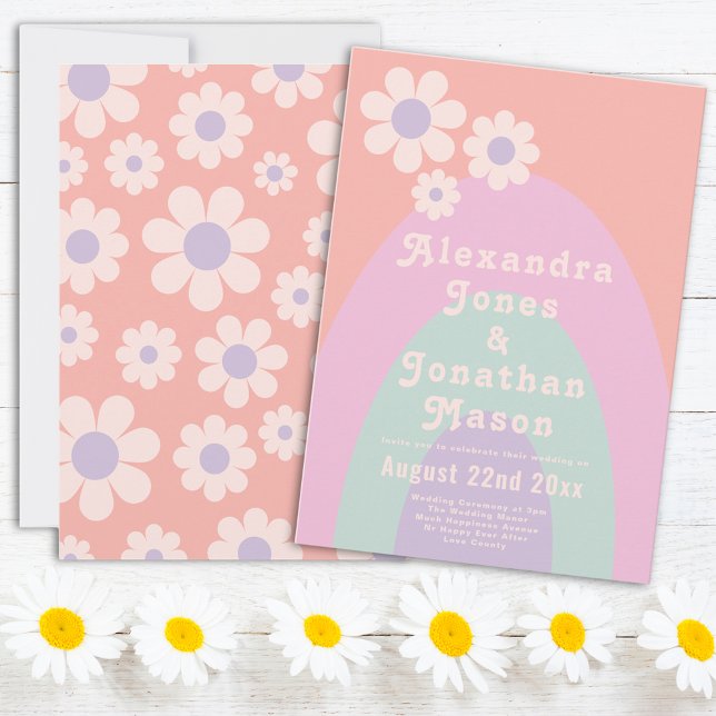 Retro 70er Moderne Pastel Wedding Einladung (Retro 70s vintage daisy arch pastel wedding invitation with groovy typography )