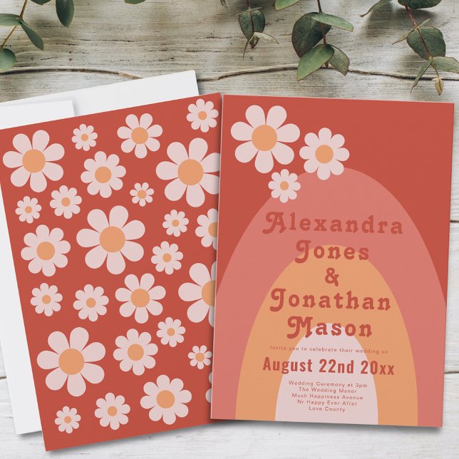 Retro 70er Moderne Peach Wedding Einladung (Retro 70s vintage daisy arch orange wedding invitation with groovy typography )