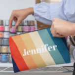 Retro 70er Streifen Personalisierter Name Zubehörtasche<br><div class="desc">Dieses Design kann in dem Bereich personalisiert werden, der durch das Ändern des Fotos und/oder Textes zur Verfügung gestellt wird. Sie können auch angepasst werden, indem Sie auf Vorlage personalisieren klicken und dann auf die Schaltfläche klicken, um weitere Optionen anzupassen, um die Hintergrundfarbe zu löschen oder zu ändern, Text hinzuzufügen,...</div>