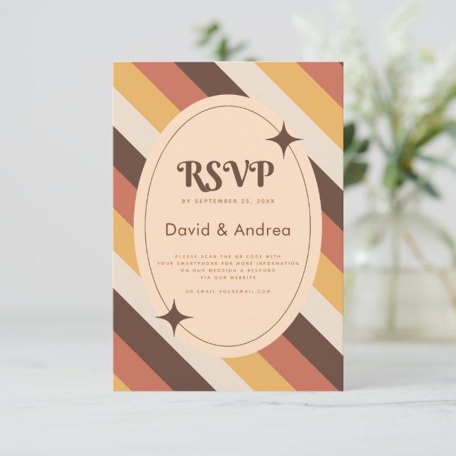 Retro 70er Typografy Stripes QR Code Wedding RSVP Karte (Stehend Vorderseite)