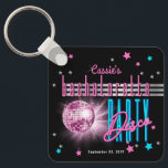 Retro 70's Neon Look Disco Ball Bachelorette Schlüsselanhänger<br><div class="desc">Mit diesem Retro-Disco-Ball "Welcome" zu [name's] "Bachelorette Disco Party" in Rosa, Elektro-Blau und Rosa- und Silberton mit rosa, blauen und silberfarbenen Sternen (keine Folie) auf schwarzem Hintergrund können Sie in die 70er und Party zurückblicken. Beachten Sie, dass der Name von bachelorette in rosa bearbeitbarem Skripttext steht. Das Textdesign von "Welcome"...</div>