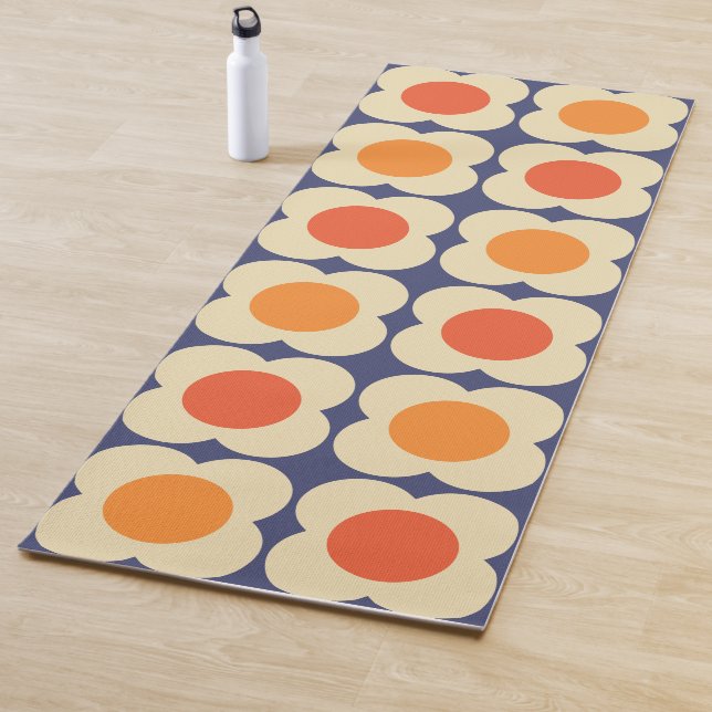 Retro 70s Scandi Flowers - Orange on Navy Blue Yogamatte (Beispiel)
