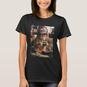 Retro-80er-Katze mit Kopfhörern, die Casse hört T-Shirt