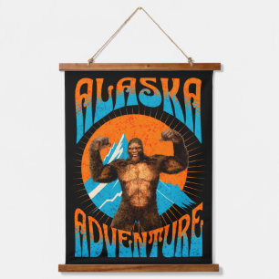 Retro-Abenteuer am Alaska-Sasquatch-Berg Wandteppich Mit Holzrahmen