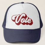 Retro-Abstimmung | Rot Truckerkappe<br><div class="desc">Gehen Sie raus und wählen Sie dieses Wahljahr! Dieser Hut enthält den Text Vote in einem roten Retro-Schriftart! Auch in blau erhältlich!</div>
