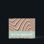 Retro-Abstrakte Streifen Peach-Mausadresse Postkarte<br><div class="desc">Mit dieser Abstrakten Wavy Stripes Aqua und Peach We’ve Moved Postcard kündigen Sie Ihre neue Zuhause stilvoll an. Die verspielten Wellen und die beruhigenden Farben von Aqua und Pfirsich schaffen eine lustige, personalisierte Art, Ihre neue Adresse zu teilen. Es ist die perfekte Mischung aus modernem Design und fröhlichem Ambiente für...</div>