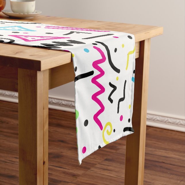 Retro Achtzigerjahre Neunzigerjahre rosa Kurzer Tischläufer (Beispiel)