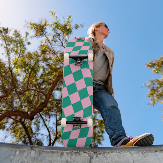 Retro Aesthetic Vibrant Pink Green Checkerboard Skateboard (Außenbereich 1)