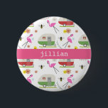 Retro Anhänger-u. Flamingo-Muster Button<br><div class="desc">Eigenschaften dieses Produktes ein Muster,  das Illustrationen der retro Vintagen inspirierten Camperanhänger,  der rosa Flamingos,  der Bienen und der Blumen enthält.</div>