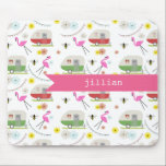 Retro Anhänger-u. Flamingo-Muster Mousepad<br><div class="desc">Eigenschaften dieses Produktes ein Muster,  das Illustrationen der retro Vintagen inspirierten Camperanhänger,  der rosa Flamingos,  der Bienen und der Blumen enthält.</div>
