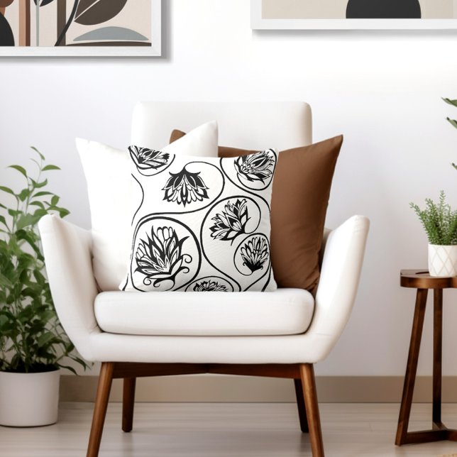 Retro Art Deco Floral Kissen (Style with the perfect blend of retro floral & elegance to your living room.)