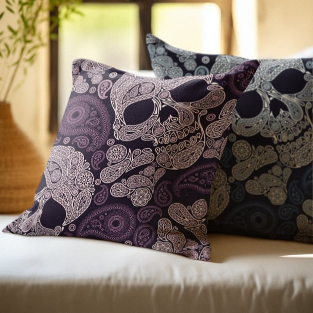 Retro Art-Paisley-Schädel in dunklem Lila Kissen (Von Creator hochgeladen)