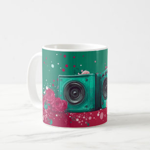 Retro-Audio-Lautsprecher umgeben von Rosen Kaffeetasse