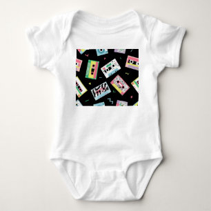 Retro-Audiobänder, 80er-Stil-Muster. Baby Strampler