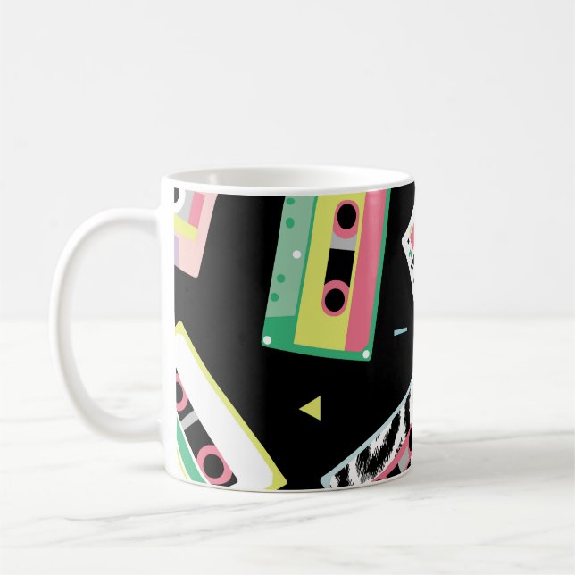 Retro-Audiobänder, 80er-Stil-Muster. Kaffeetasse (Links)