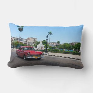 Retro-Autos auf der Straße von Havanna Lendenkissen