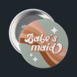 Retro Babesmaid Bridesmaid Button<br><div class="desc">Lassen Sie sich von unserem Retro Babesmaid Bridesmaid Button verwöhnen. Dieses schicke Accessoire ist perfekt für jede Hochzeitsfeier. Es ist ein durchdachter Genuss.</div>