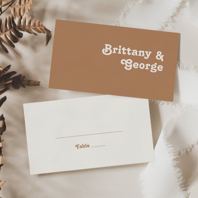 Retro Beach | Brown Flat Wedding Platzkarte (Von Creator hochgeladen)