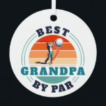 Retro Best Opa Par Custom Christmas Ornament Aus Metall<br><div class="desc">Retro Best Opa By Par Design können Sie für den Empfänger dieses niedlichen Golf-Thema Design anpassen. Perfektes Geschenk zum Vatertag oder zum Geburtstag des Großvaters. Der Text "GRANDPA" kann mit jedem Papa-Moniker angepasst werden, indem Sie oben auf die Schaltfläche "Personalisieren" klicken. Kann sich auch verdoppeln, wenn Sie Ihr Markenlogo hinzufügen...</div>
