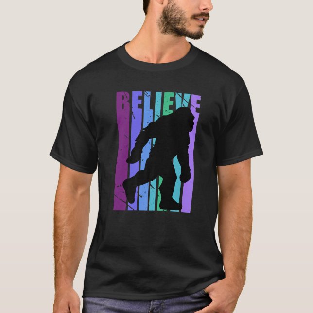 Retro Bigfoot glauben Yeti Lila Pink Graphic Des T-Shirt (Vorderseite)