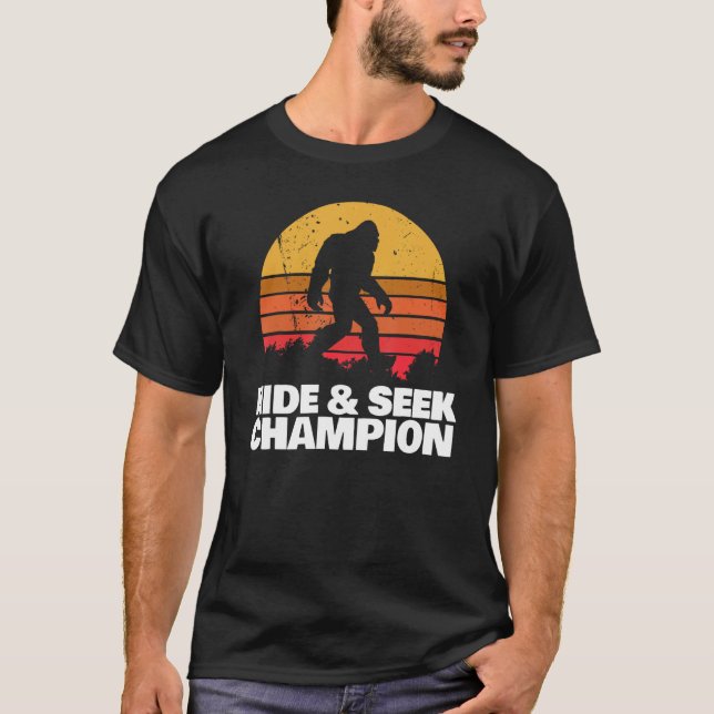 Retro Bigfoot Hide and Seek Champion T-Shirt (Vorderseite)