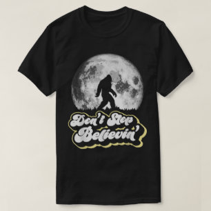 Retro-Bigfoot-Mond-Silhouette-Glaube-Design T-Shirt