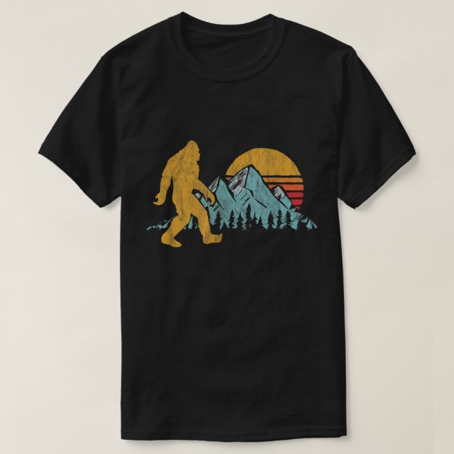 Retro Bigfoot Mountain Adventure T-Shirt (Design vorne)