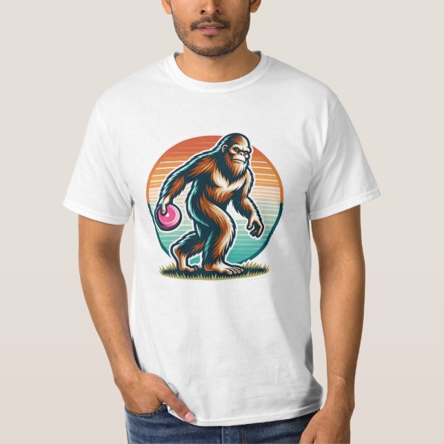 Retro Bigfoot Sasquatch Disk Golf T-Shirt (Vorderseite)