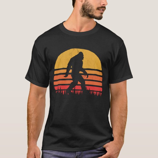 Retro Bigfoot Silhouette Sun Believe T-Shirt (Vorderseite)