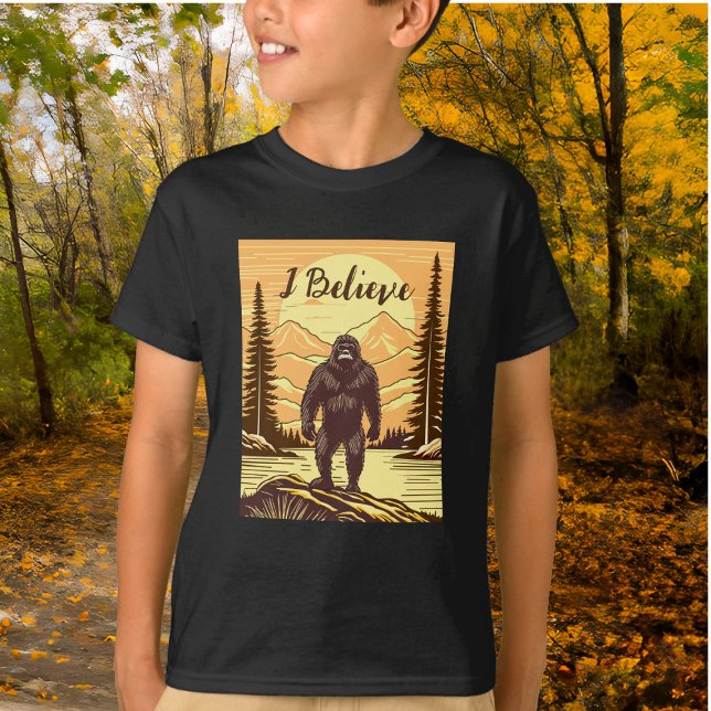 Retro Bigfoot Vintag Sasquatch Mountains T-Shirt (Von Creator hochgeladen)