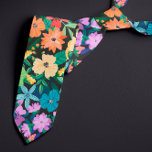 Retro Black Rainbow Blume Pattern Krawatte<br><div class="desc">Krawatte mit Blumenmuster in Rot,  Orange,  Gelb,  Grün,  Blau und lila,  gezeichnet in einem Retro-Look vor dunklem Hintergrund. Ideal für Hochzeiten mit Gay oder Stolz!</div>
