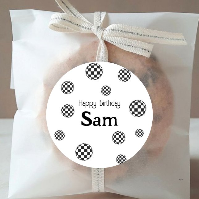 Retro Black & White Checkered Happy Geburtsname Runder Aufkleber (Von Creator hochgeladen)