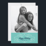 Retro blaue Florish Feiertags-Foto-Karte Feiertagskarte<br><div class="desc">Diese RetroChic Karte emotes die zeitlose Freude an der Jahreszeit und ist ausschließlich für Zazzle bestimmt. Vervollkommnen Sie für einen Vintagen dennoch modernen Feiertagsgruß. Kleine Punkte mit einer kaspischen blauen Grenze und Vintages blühen im weißen Hilfshöhepunkt Ihre LieblingsFotos. Fügen Sie eine Umhüllungs-Feiertags-Briefmarke von unserer umfangreichen Portosammlung hinzu, um mit Ihrem...</div>