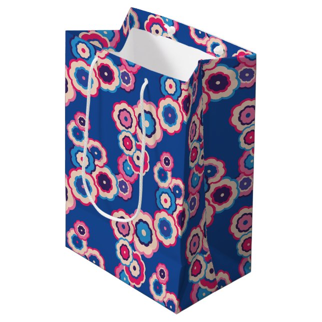 Retro Blue Floral Mittlere Geschenktüte (Vorderseite Schrägansicht)