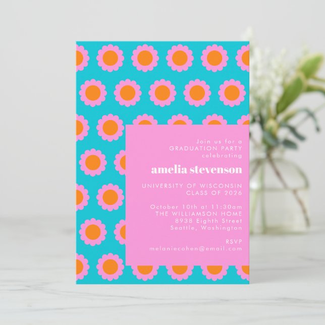Retro Blue Pink Mod Blume Graduation Party Foto Einladung (Stehend Vorderseite)