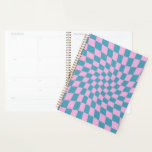 Retro Blue Pink Warped Checkerboard Checked Planer<br><div class="desc">Perfektes Kissen mit schachbrettgedeckten Kissen in Pastellfarben, voll mit tollen Vibes. Moderne Schachbretter in blau-rosa Farbe. Dieses schöne Retro psychedelische Design bringt Sie ins Wunderland. Verwarfte Karos in Pastellfarben. wirbelnd und wirbelnd, Drehung-Karo, karierte Muster</div>