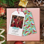 Retro Blue Simple Foto Merry Bright Christmas Geschenkanhänger<br><div class="desc">Dieses schlichte und minimale, aber festliche fröhliche und helle Weihnachtsdesign wurde mit einem lustigen, modernen Drehbuch-Schriftart und meinem handgezeichneten Schriftart im Retro-Stil in Aqua-Blau und Rot kreiert, überragt mit meiner handgemalten Weihnachtsmannmütze mit Heiligen und Beeren, um Ihr Foto als Stern zu erstrahlen. Fügen Sie Ihren Familiennamen und benutzerdefinierten Text hinzu,...</div>