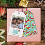 Retro Blue Simple Foto Peace and Freude Christmas Geschenkanhänger<br><div class="desc">Dieses einfache und minimale, aber festliche Peace and Joy Design wurde mit einem lustigen, modernen Drehbuch-Schriftart und meinem handgeschriebenen Schriftart im Retro-Stil in Aqua-Blau und Rot kreiert, überzogen mit meiner handgemalten Weihnachtsmannmütze mit Heilig und Beeren, um Ihr Foto zu glänzen wie der Stern. Fügen Sie Ihren Familiennamen und benutzerdefinierten Text...</div>