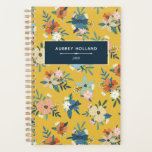 Retro-Blume Blush Yellow Blue Floral Muster Planer<br><div class="desc">Hübscher Blumenplaner mit einem auffälligen Blumenmuster in einem starken Senfgelb mit Retro-Blume in Rosa, Korallen und Blau mit vielen blauen und grünen Blätter und blauen Beeren. Fügen Sie Ihren Namen zum dunkelblauen Label hinzu.</div>