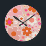 Retro-Blume Pfirsichfarben Rosa orange Runde Wanduhr<br><div class="desc">Farbige Retro-Blume: Blumenkunst - warme Farbtöne   pfirsichfarbener und weißer Hintergrund,  Rosa,  Rosa,  Orange und Gelb.</div>
