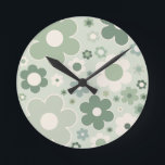 Retro-Blume zeigen Grünes Abstraktes Blumenmuster Runde Wanduhr<br><div class="desc">Retro-Blume: Blumenkunst - schlängelgrüne Blume.</div>