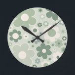 Retro-Blume zeigen Grünes Abstraktes Blumenmuster Runde Wanduhr<br><div class="desc">Retro-Blume: Blumenkunst - schlängelgrüne Blume.</div>