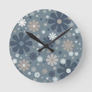 Retro-Blumenmuster in Stahlblau Runde Wanduhr
