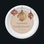 Retro Boho Christmas Bauble Ornament Brautparty Pappteller<br><div class="desc">Treten Sie ein in eine Welt des zeitlosen Charmes mit unserer Retro Boho Weihnachtsschmuck-themed Brautparty Collection. Mit einer Touch von Retro-Eleganz, von den einladenden Einladungen bis hin zur bezaubernden Dekoration und Beschilderung, feiert man die Liebe und den Geist der Saison. Jedes Stück ist darauf ausgerichtet, Ihre Feier mit einem faszinierenden...</div>